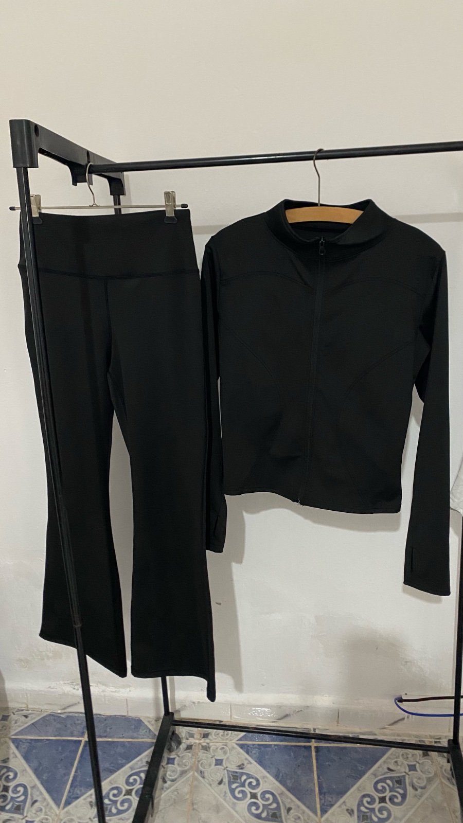 Tenue de la marque shein porté une seul fois ,gainant à la taille et galbant les fesses, design ajusté confortable et respirant, adapté à la course, à l'entraînement, au fitness, au cyclisme et aux activités quotidiennes au printemps/été