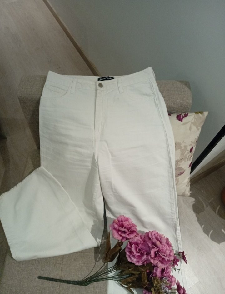 Jean blanc pour femme, coupe droite et élégante.
