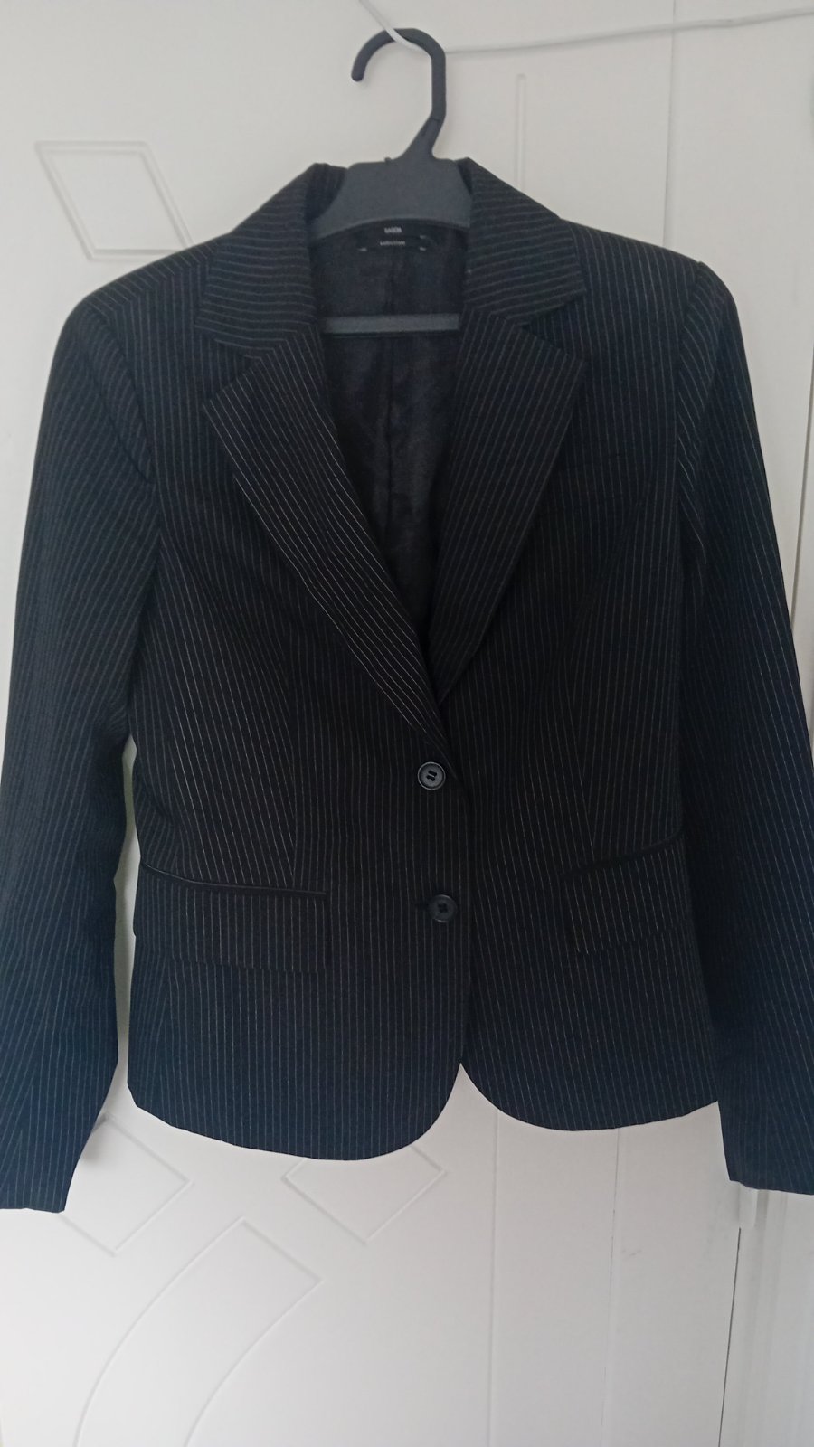 Blazer noir rayé en blanc