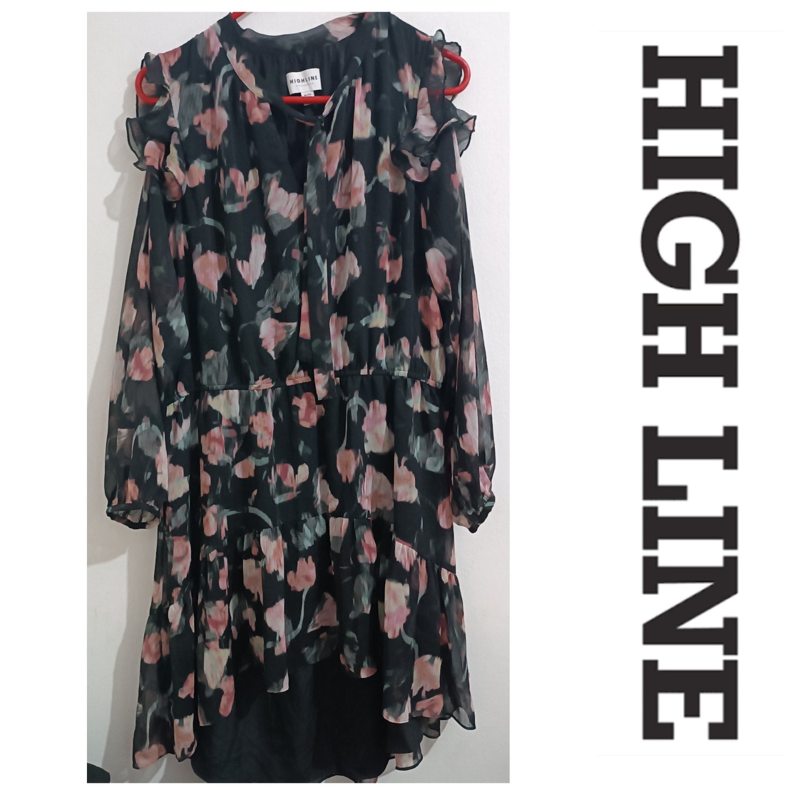 Une jolie robe aux épaules dénudé de la marque HIGH LINE