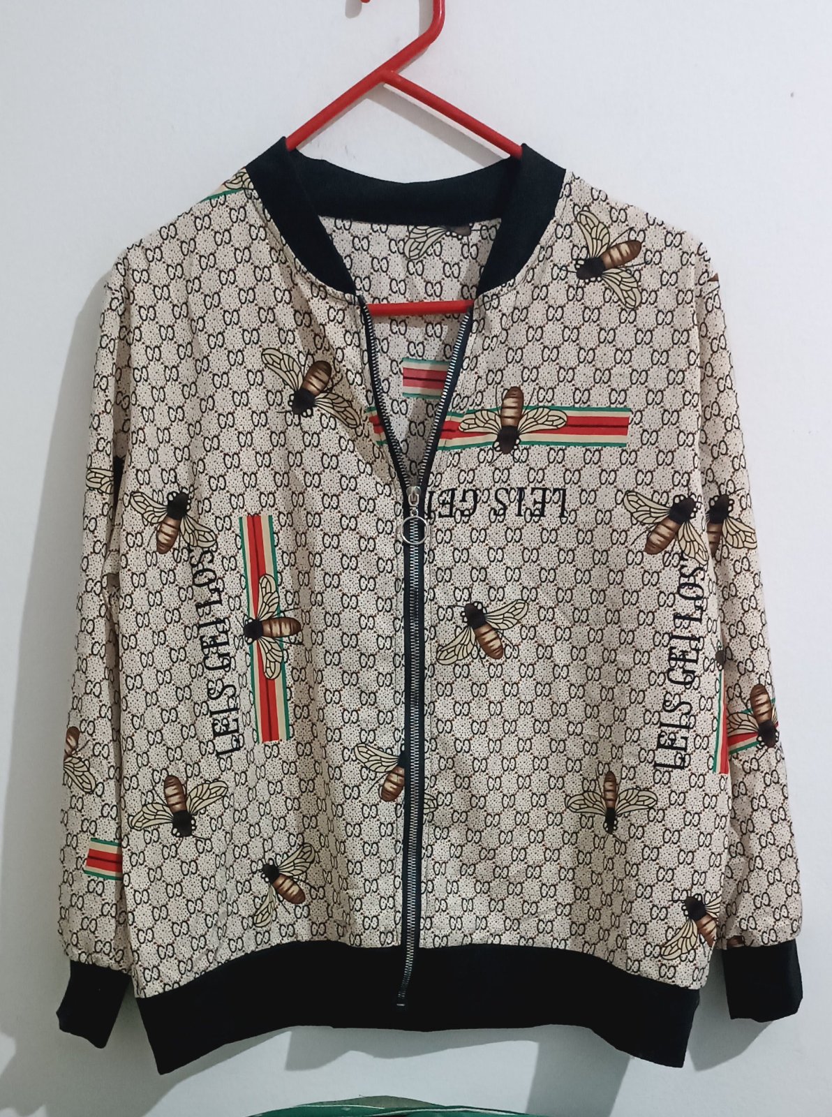 Une veste à monogramme GUCCI