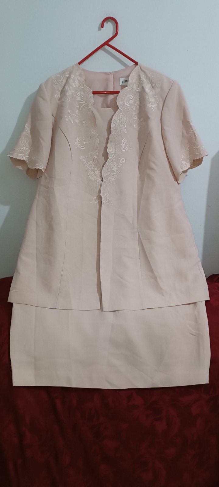 Un ensemble robe et veste de la marque STUDIO 