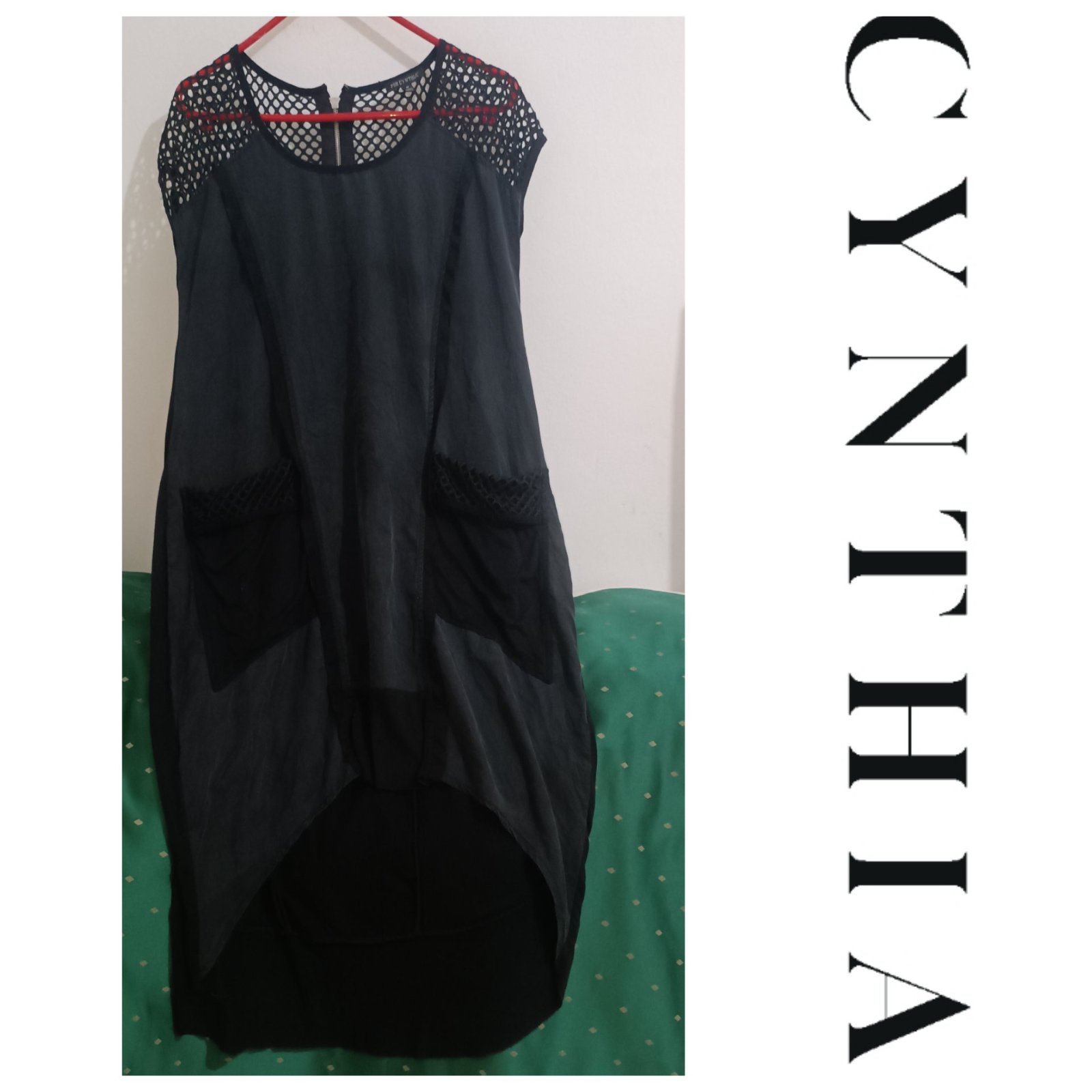 Une robe stylée en résille asymétrique mulet de la marque  FOR CYNTHIA "PROMO 
