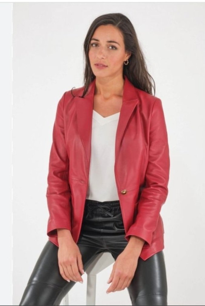 Une veste en véritable cuir de la marque MONTEGO 