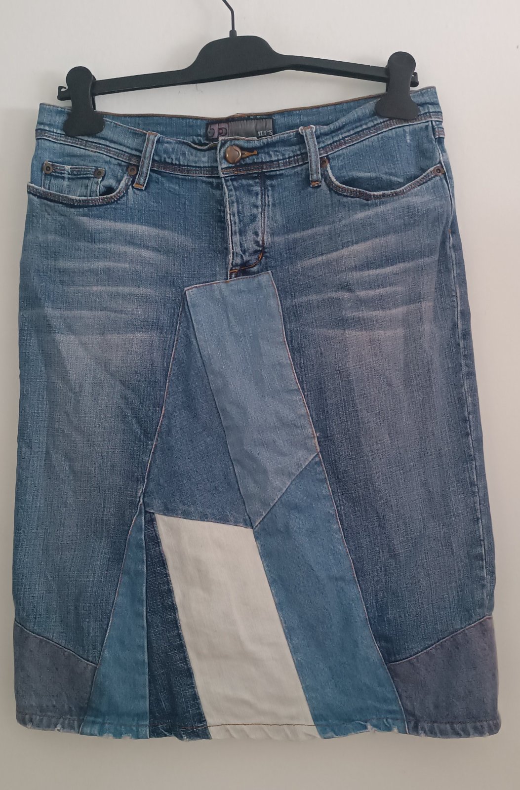 Un jupe en denim de la marque JOE'S 