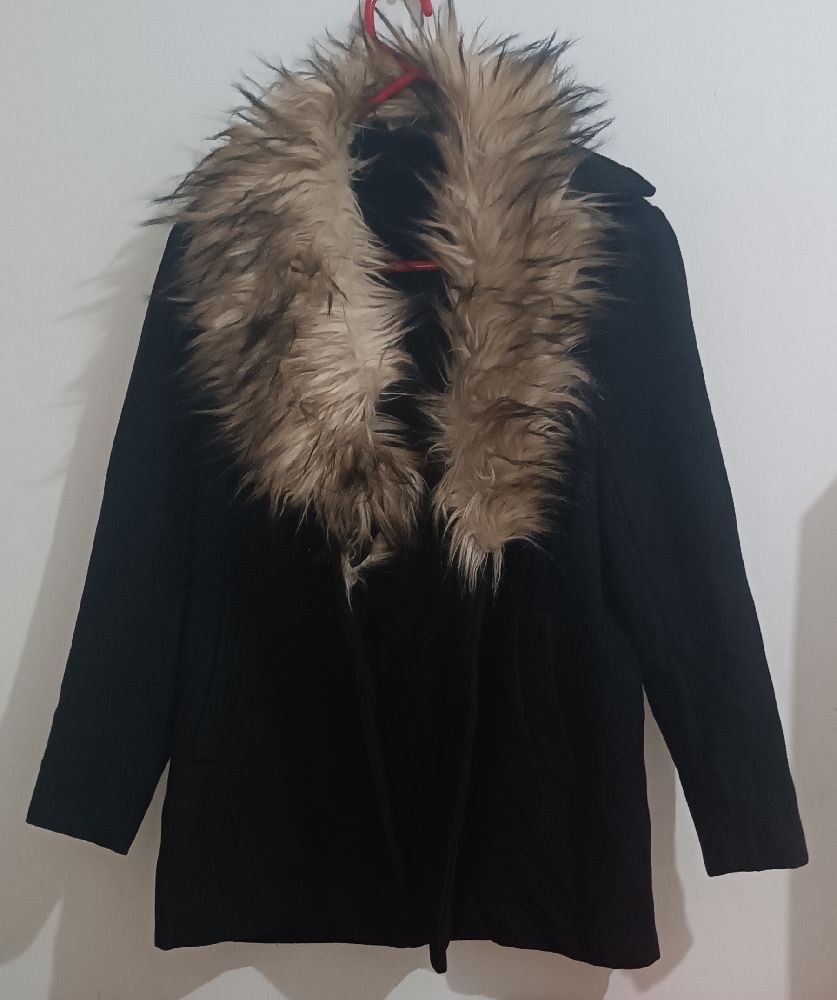 Un manteau à fourrure démontable de la marque NEW LOOK 