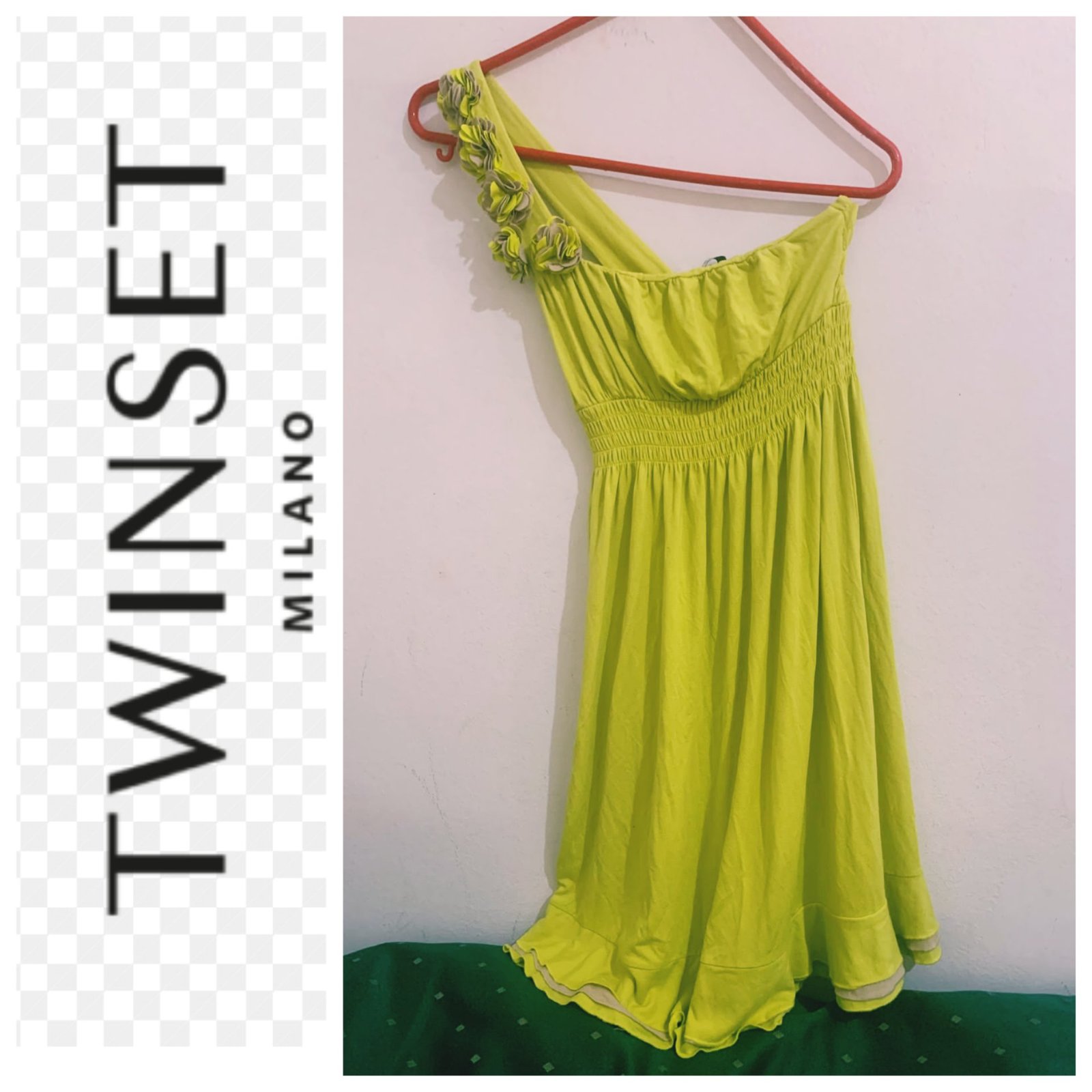 Une robe de plage à manches asymétrique de la marque TWIN-SET 