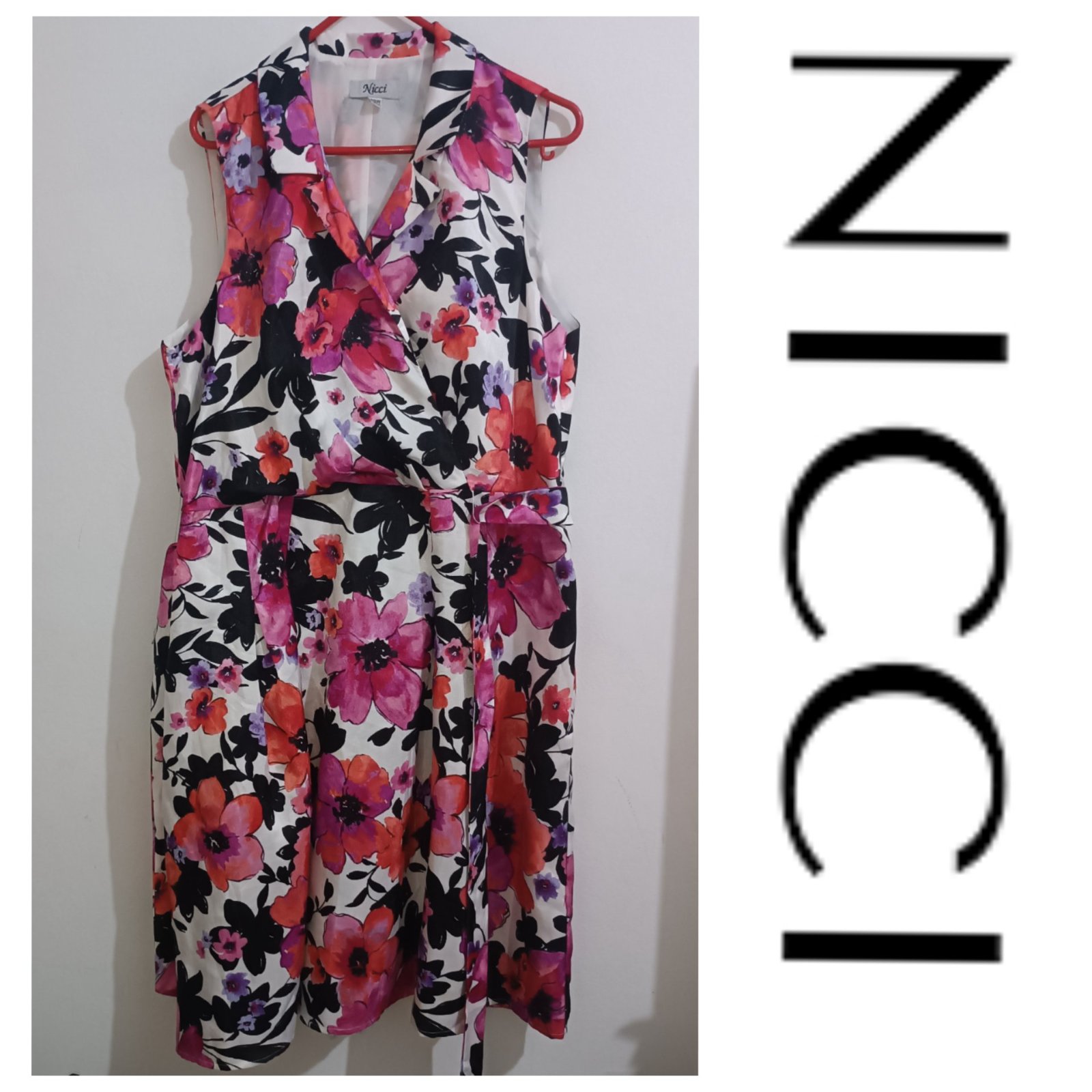 Une robe à ceinture de la marque NICCO