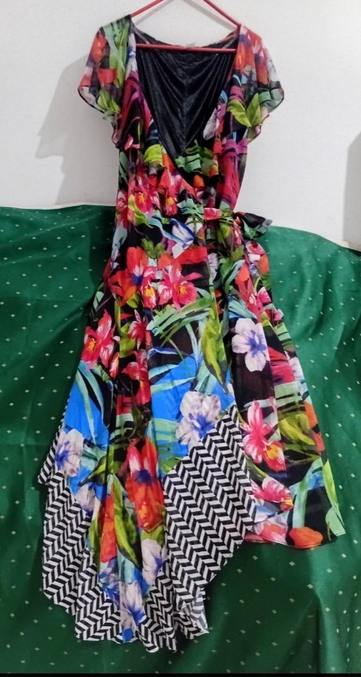 Une magnifique robe en foulard stylée à nœud de la marque NIGORD