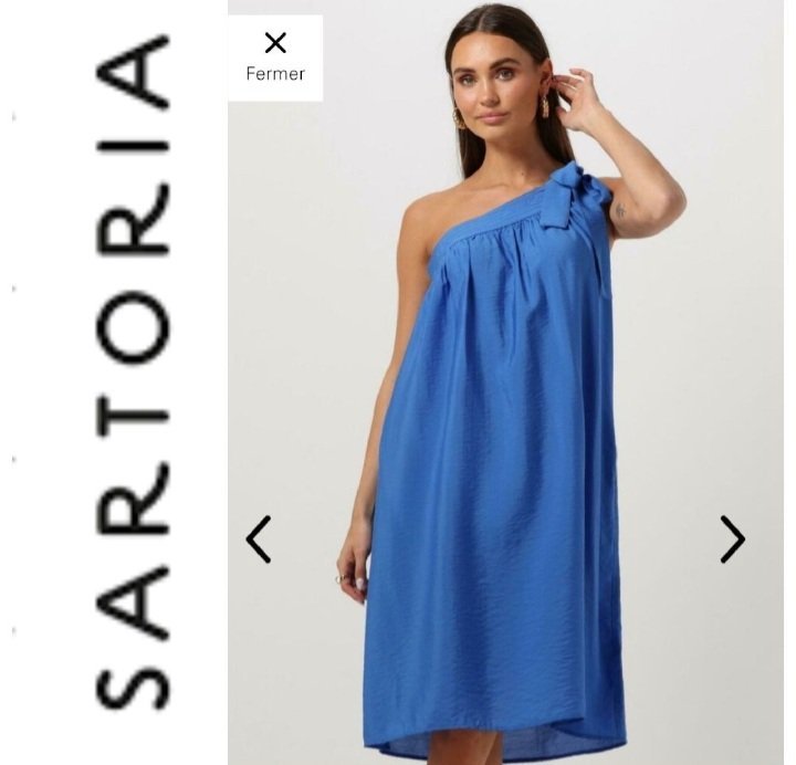 Une robe en satin à manche asymétrique de la marque SARTORIA 