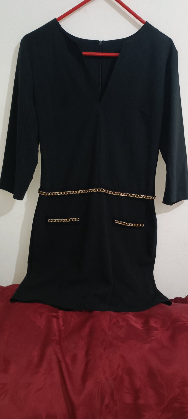 Une jolie robe avec une chaîne métallique "PROMO DU JOUR 