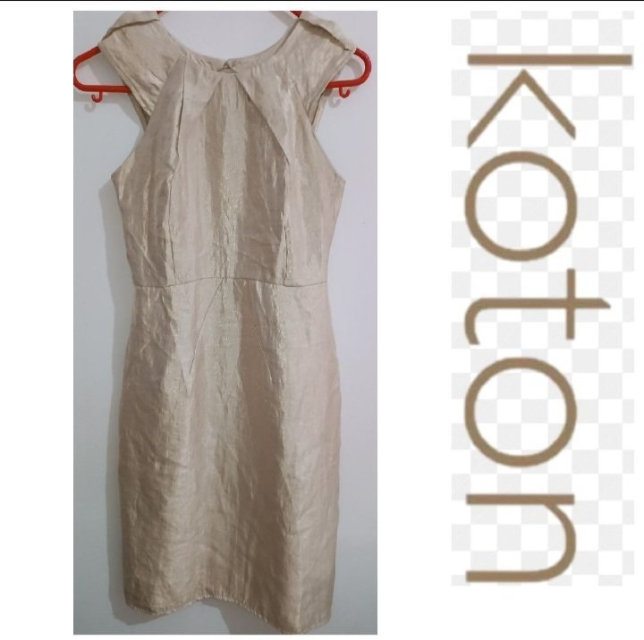 Une robe métallique de la marque KOTON