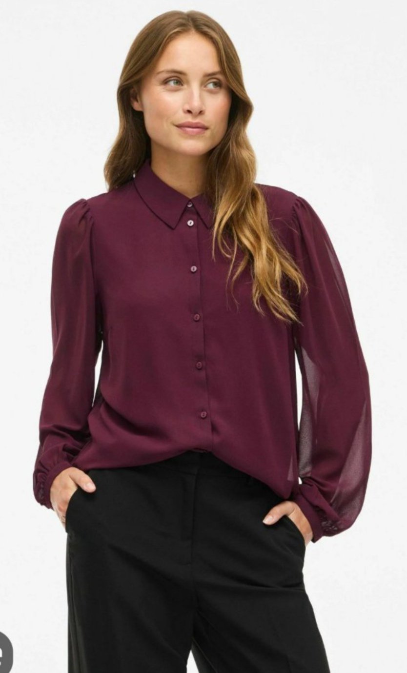 Une chemise avec découpe ouverte au niveau de dosde la marque SAN FRISCO "promo