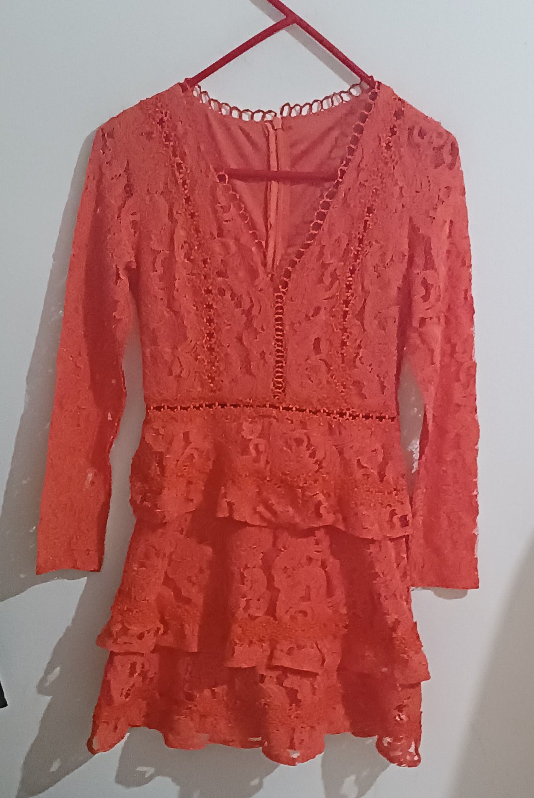 Une robe en guipure de la marque YE BAILI "PROMO 