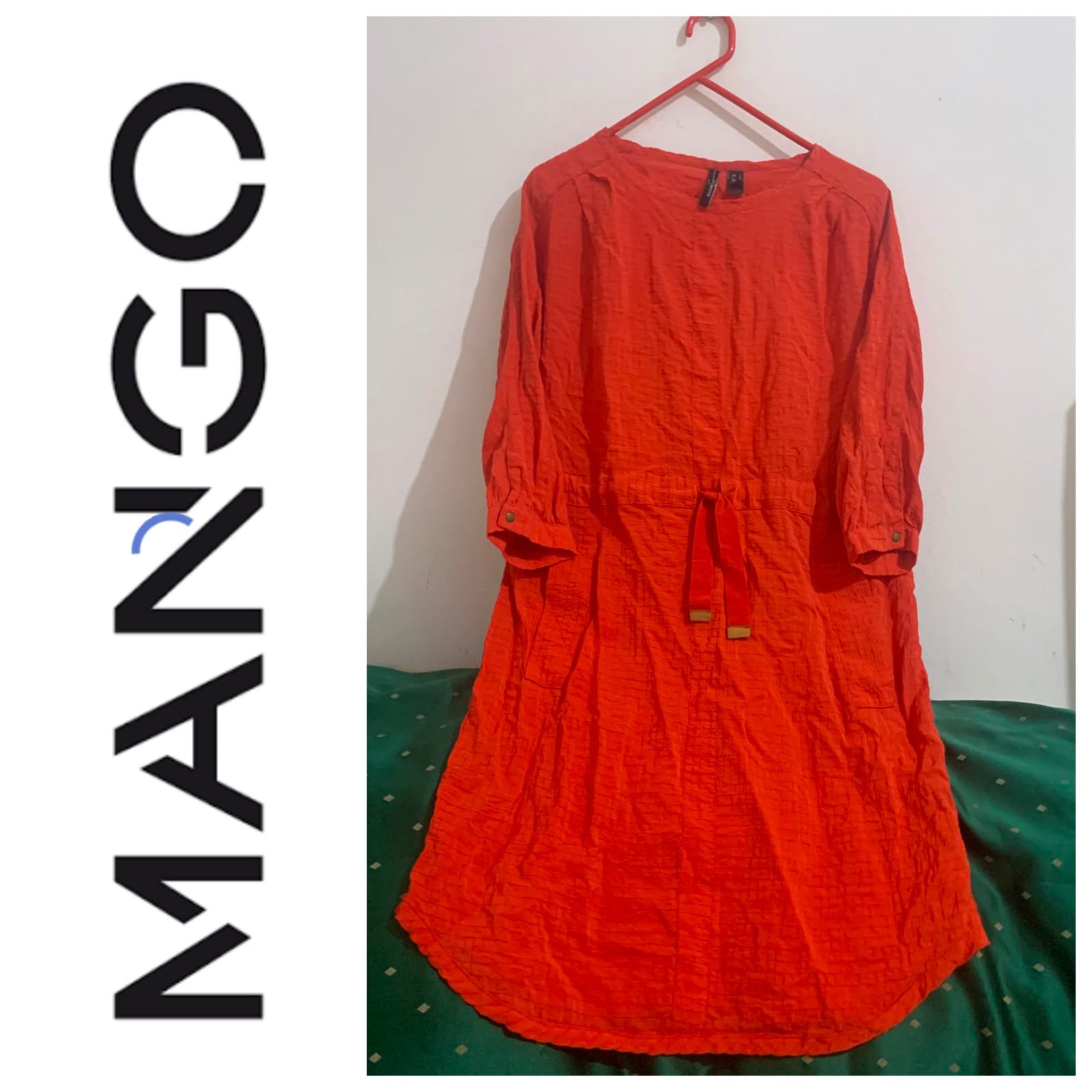 Une robe décontractée de la marque MANGO 