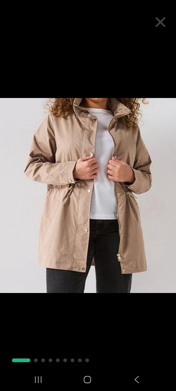 Un trench coat à capuche 