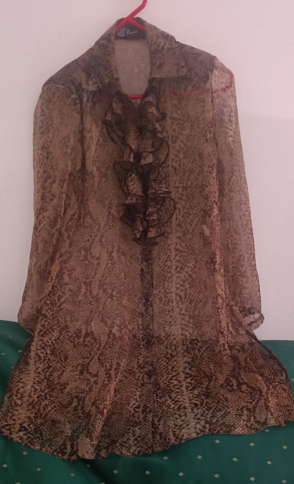 Une jolie robe chemise à imprimé croco avec des détails à volants 