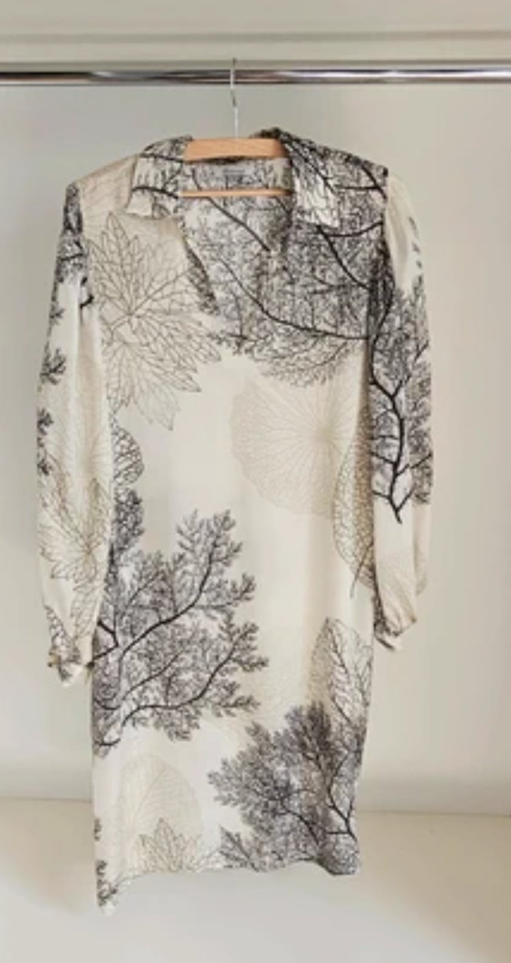 Une robe chemise midi satinée 💯 viscosede la marque PRINCESS