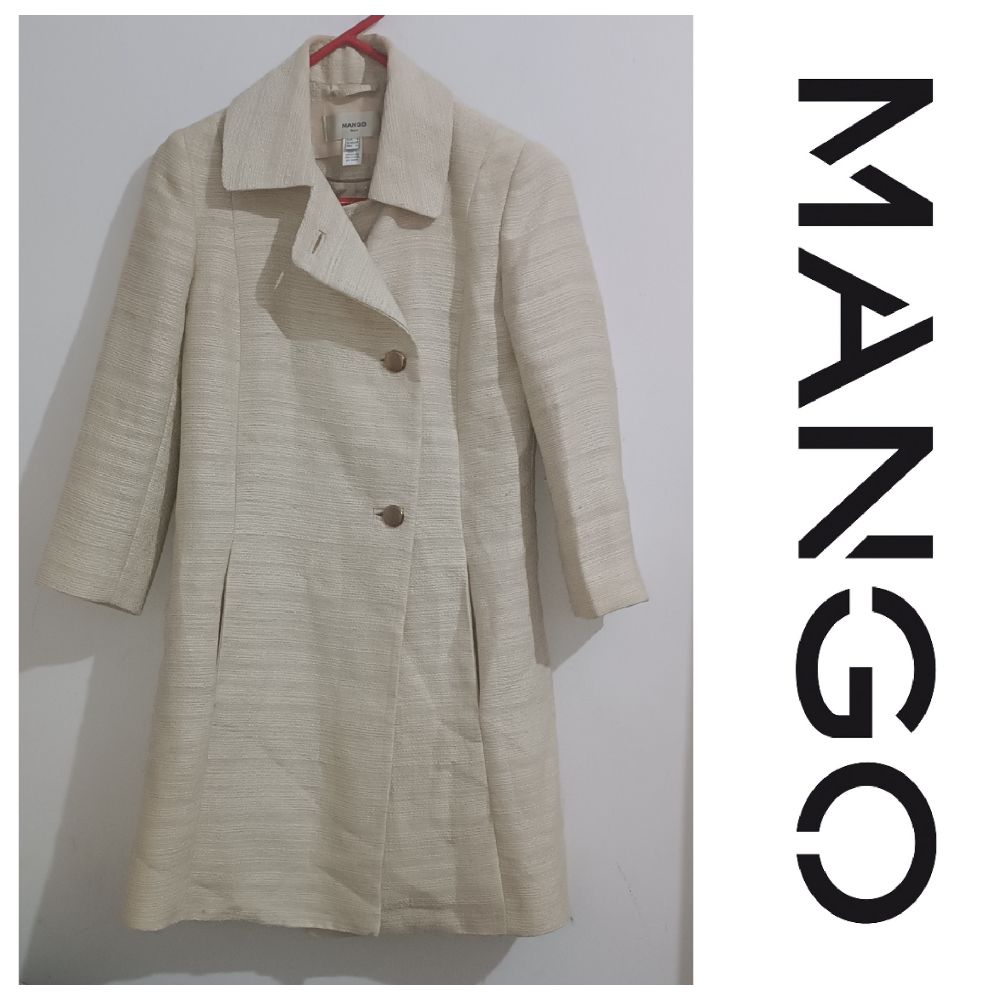 Une veste manteau en tweed de la marque MANGO