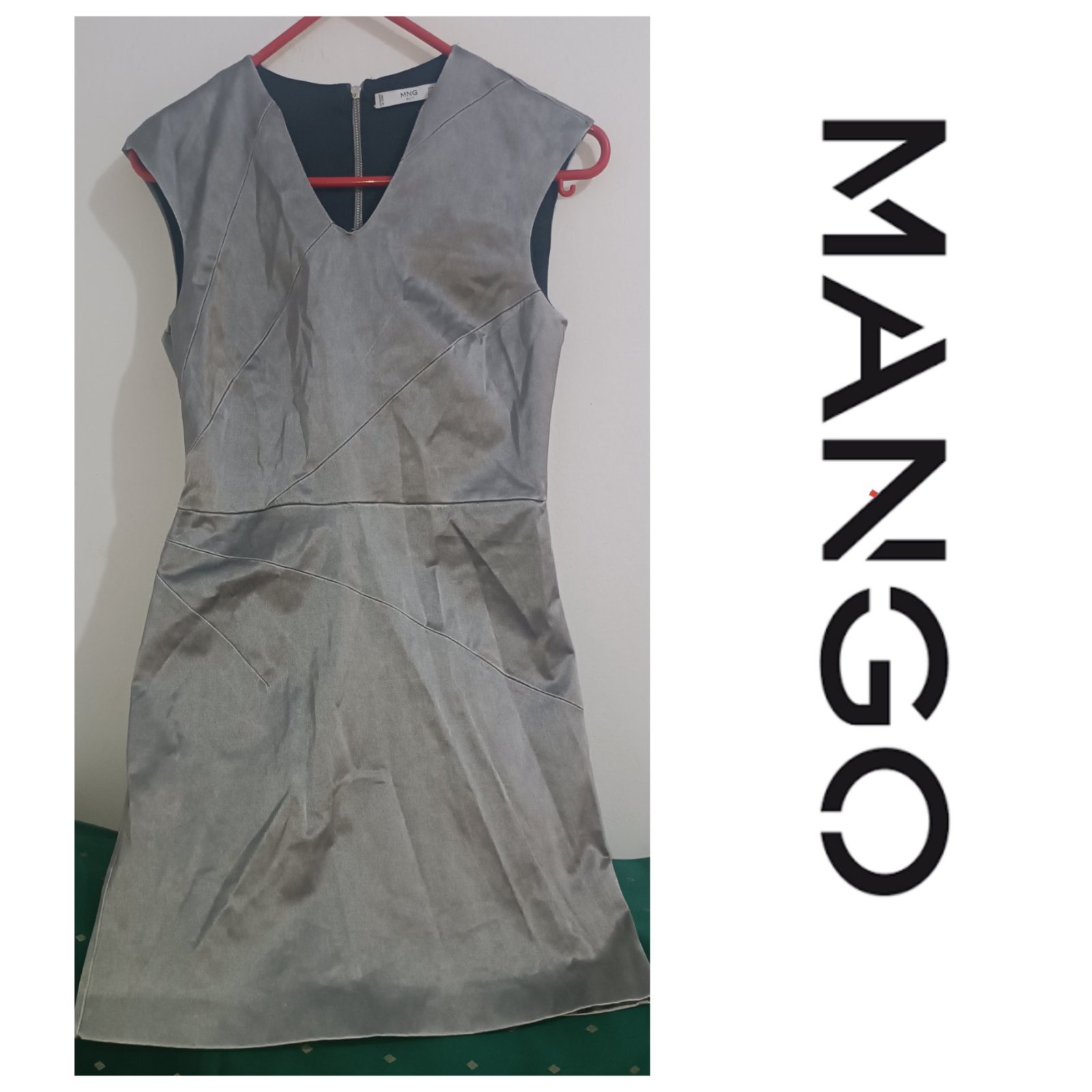 Une robe de la marque MANGO
