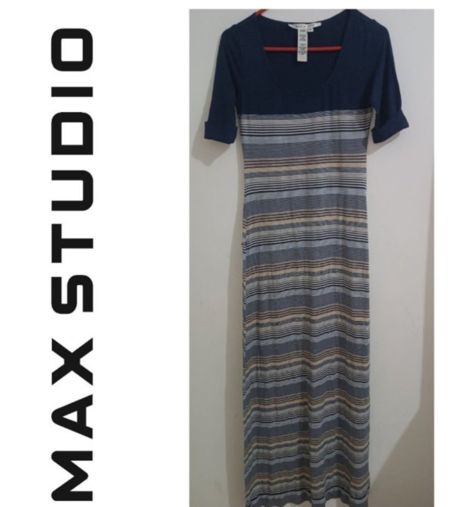 Une robe maxi de la marque MAX STUDIO 