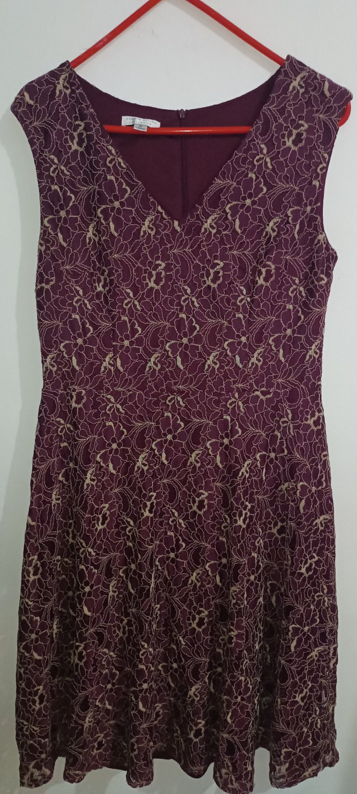 Une jolie robe de la marque LONDON  "PROMO STYLE COLLECTION 