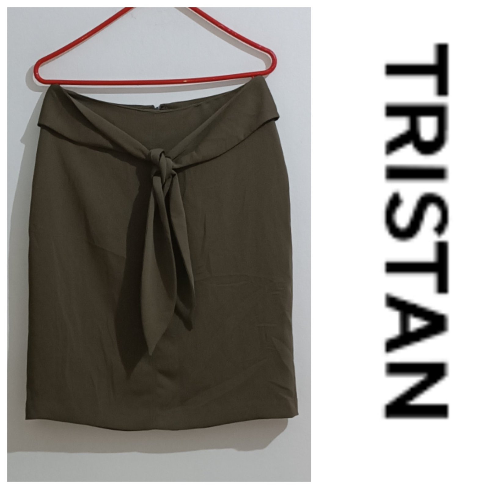Une jupe à nœud de la marque TRISTAN 