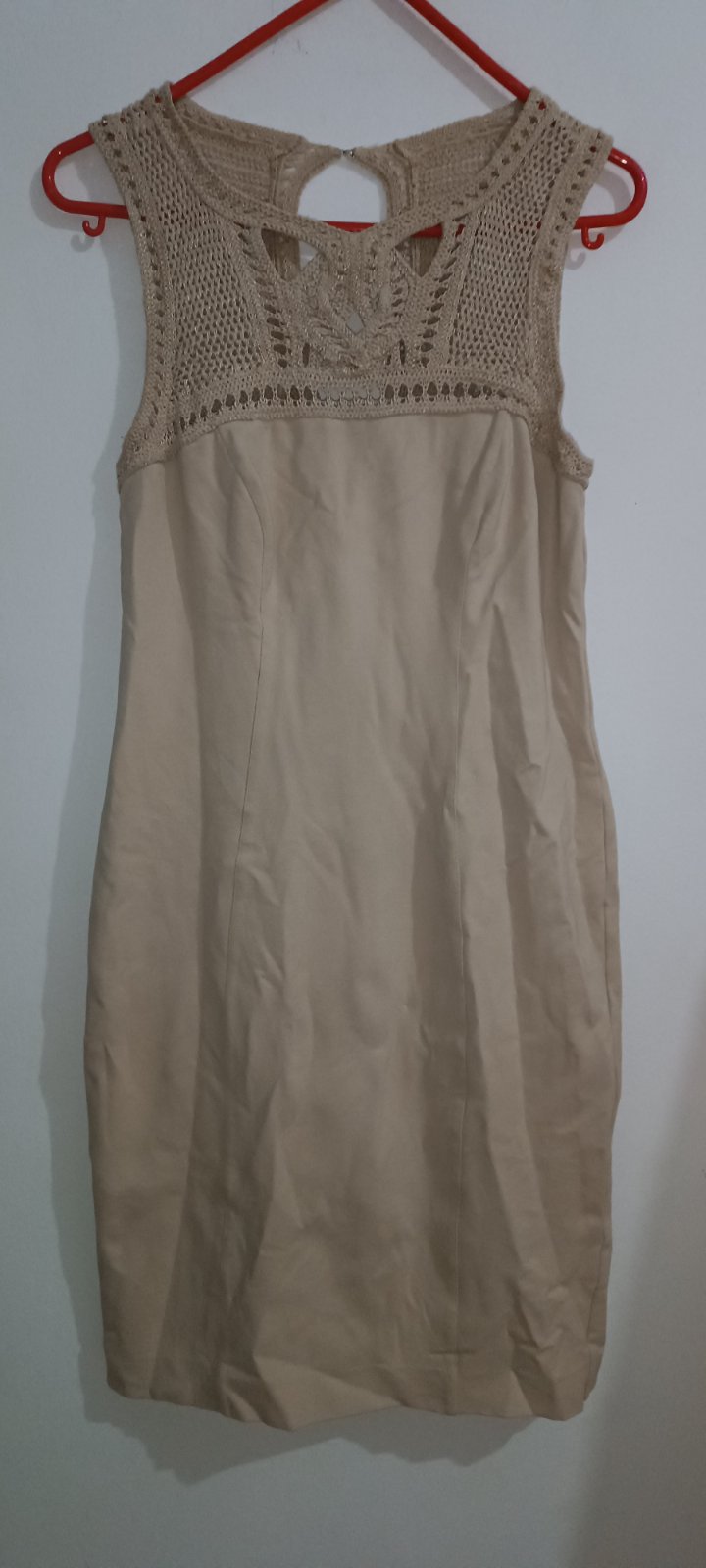 Une robe avec des détails en crochet de la marque ANN TAYLOR 