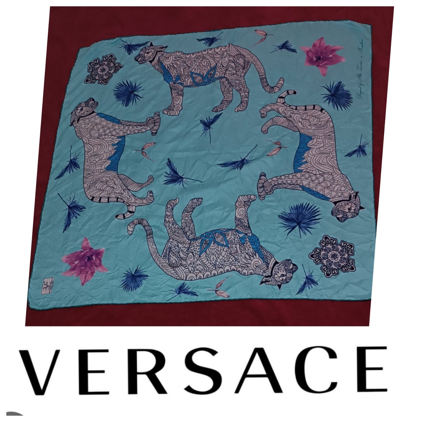 Un foulard ourlet à la main AUTHENTIQUE de la marque VERSACE 