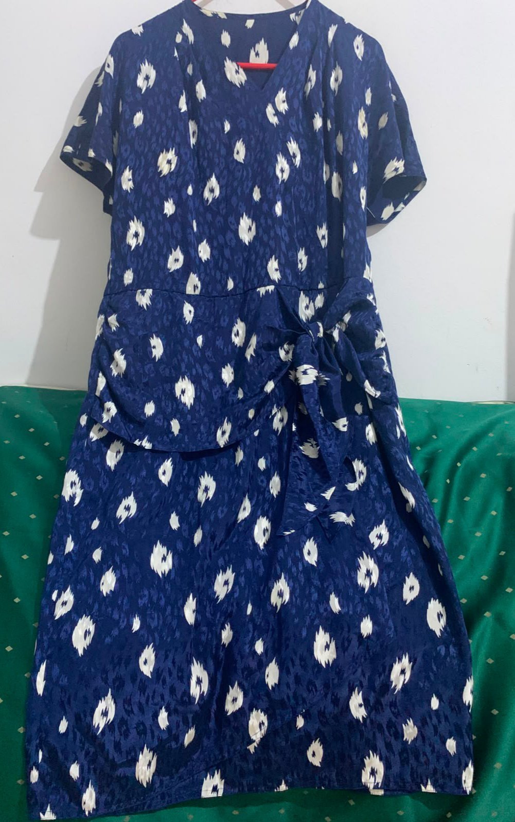 Une robe midi stylée à motifs très chic et de très joli tissu " PROMO 