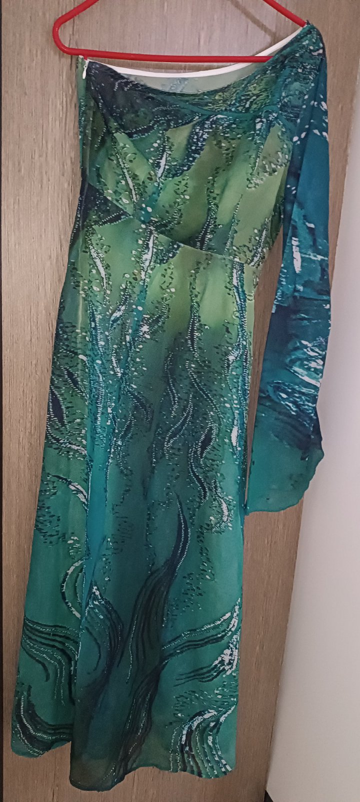 Une jolie robe à manche asymétrique 