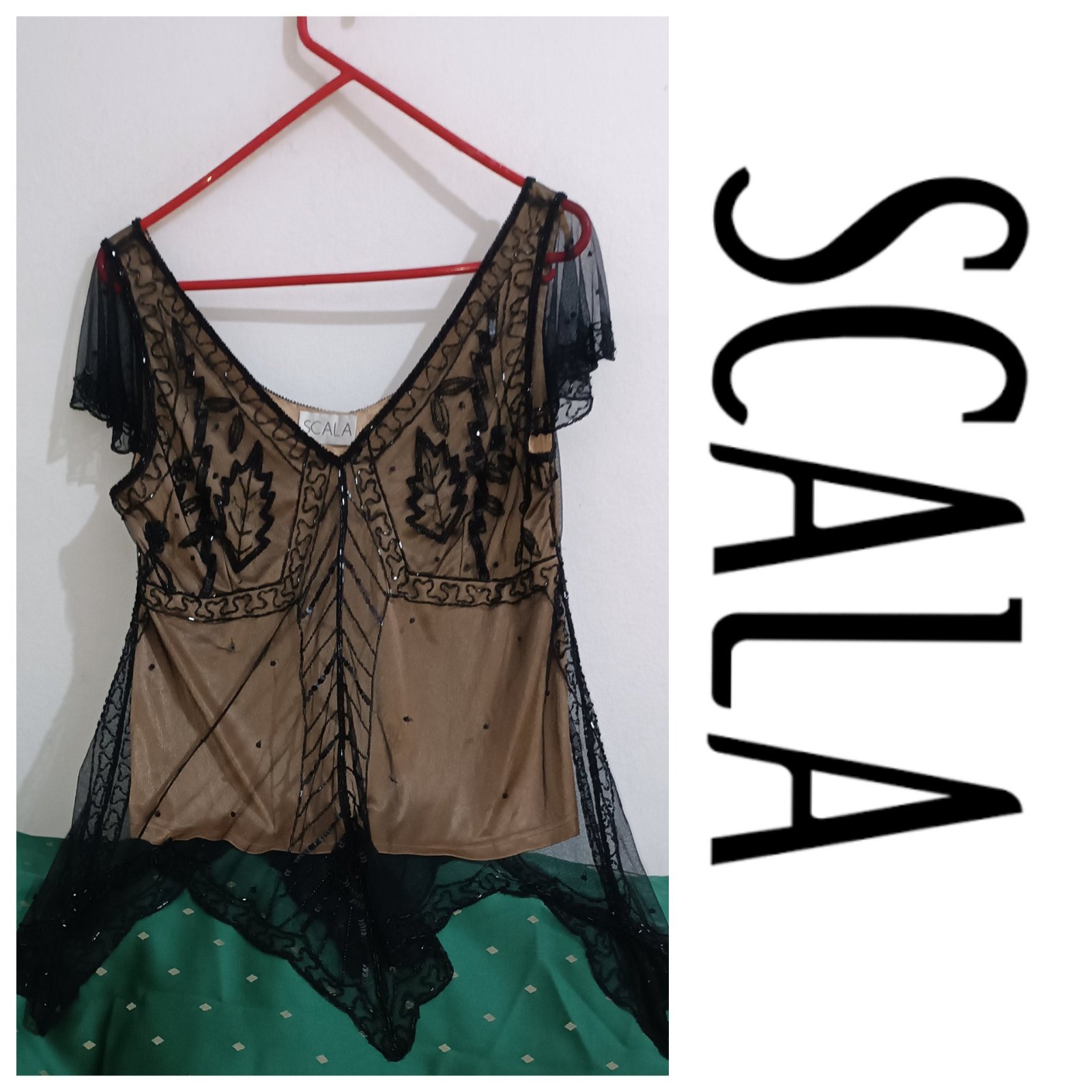 Um haut en vrai guipure orné de perles à la main et sequins de la marque SCARLA "PROMO 