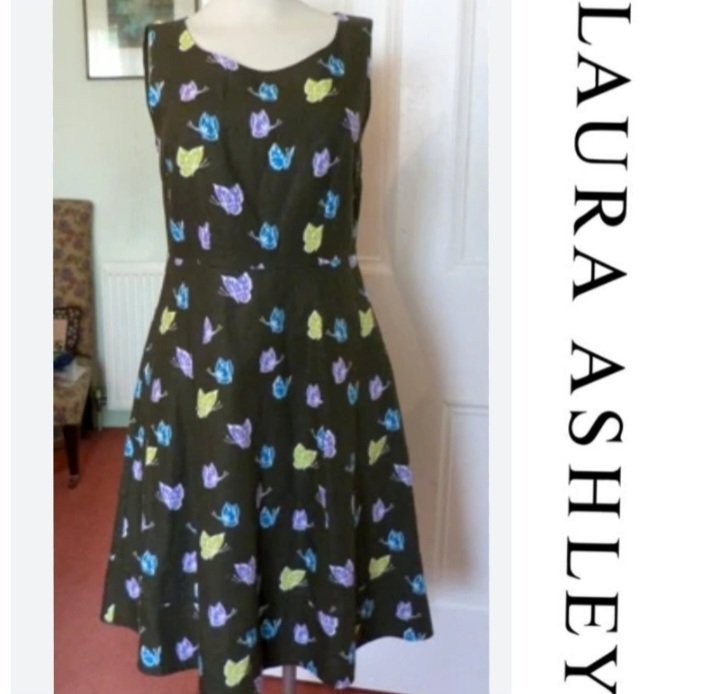 Une robe kamraya (en lin) de la marque LAURA ASHLEY "PROMO 