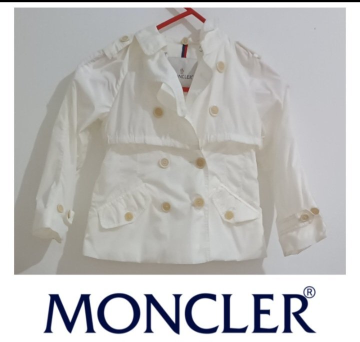Un manteau trench à capuche AUTHENTIQUE la marque MONCLER