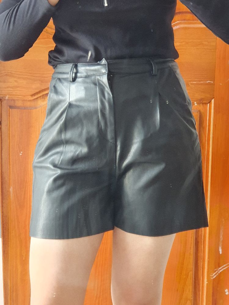 Short cuir