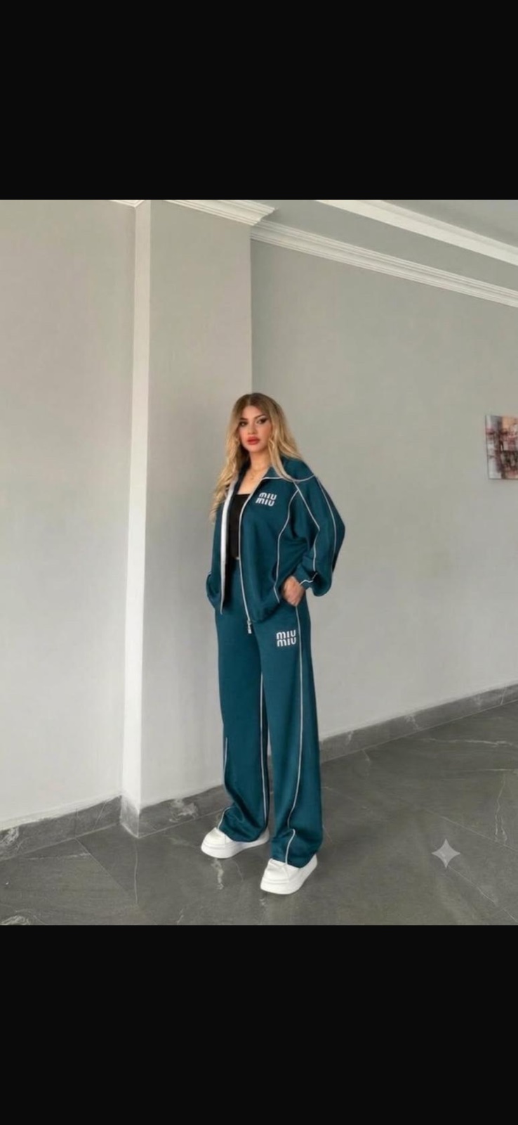 Ensemble de servetement  de deux pieces  , Veste zippee et pantalon 