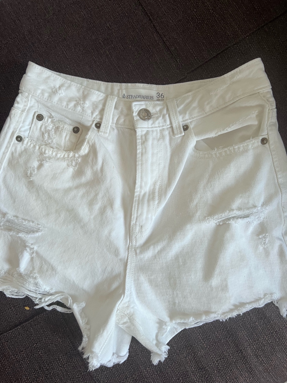 Short short en jean blanc effet déchiré – Stradivarius
