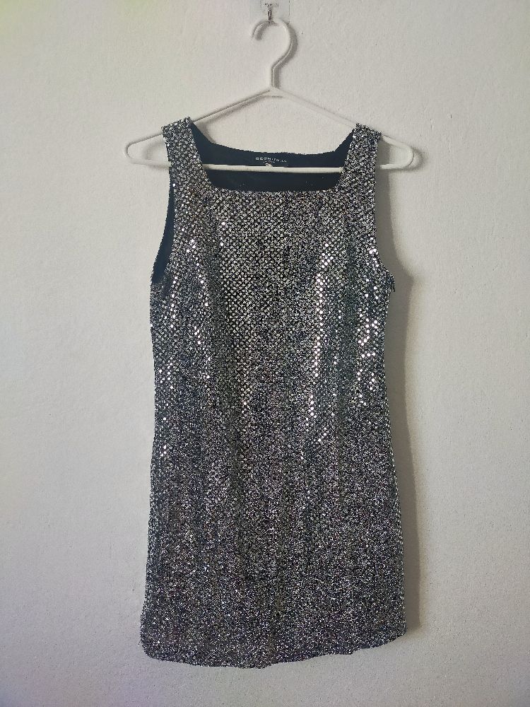 Robe courte pailletée à col carré