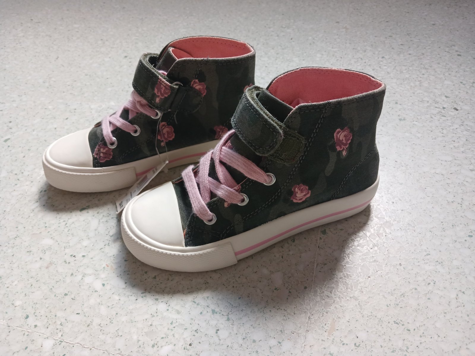 Chaussures fille neufs avec étiquette