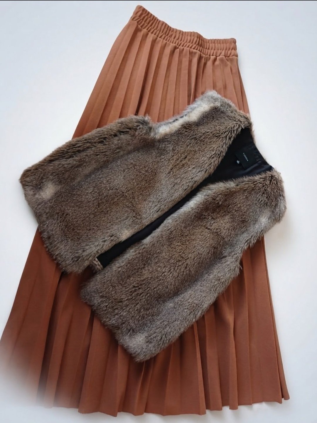 Ensemble jupe plissée et gilet en fourure 