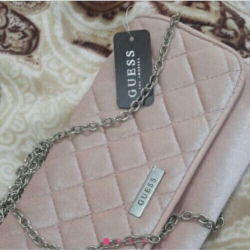 Pochette Guess cachetée