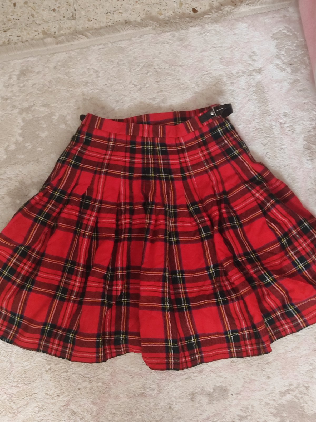 Jupe courte à carreaux style Kilt – Rouge et Noir