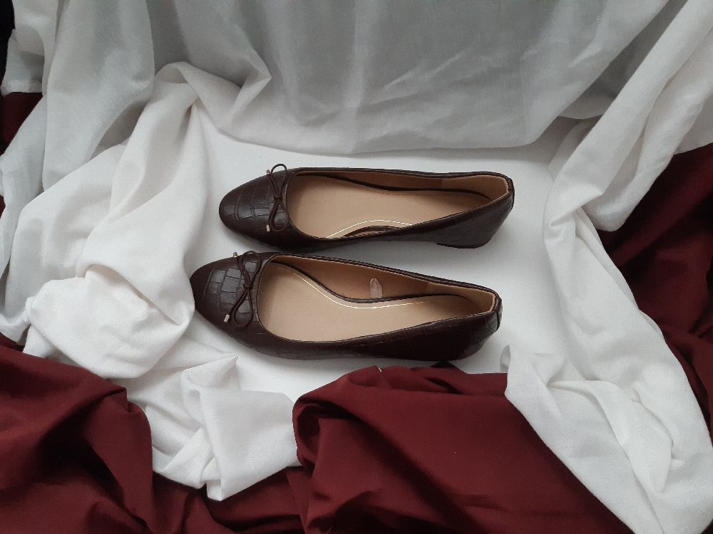 Ballerine marron très féminin et élégante pour femme .