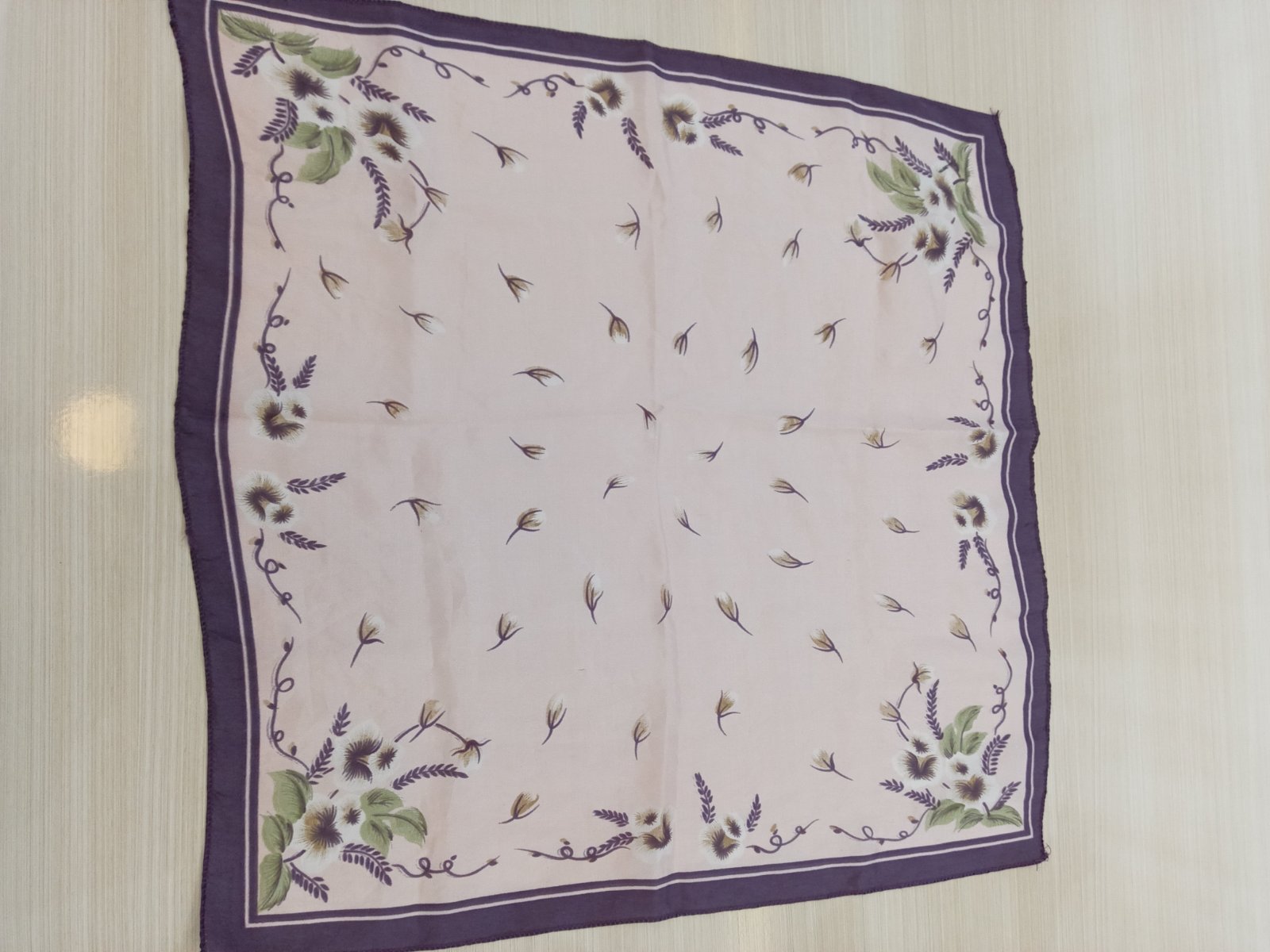 Foulard carré en satin à motifs floraux 🌸✨