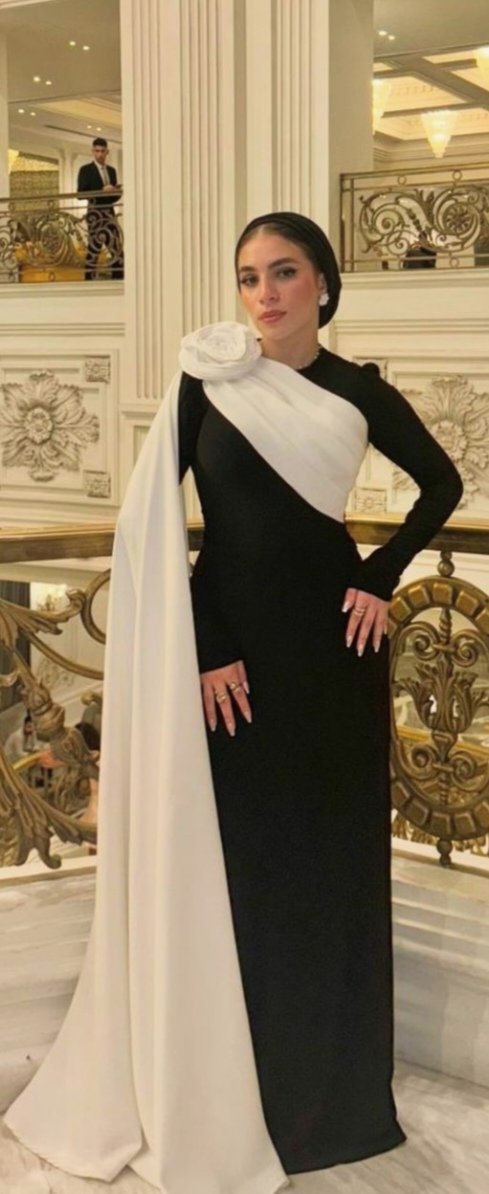 Robe noire avec touche blanc cassé en satin