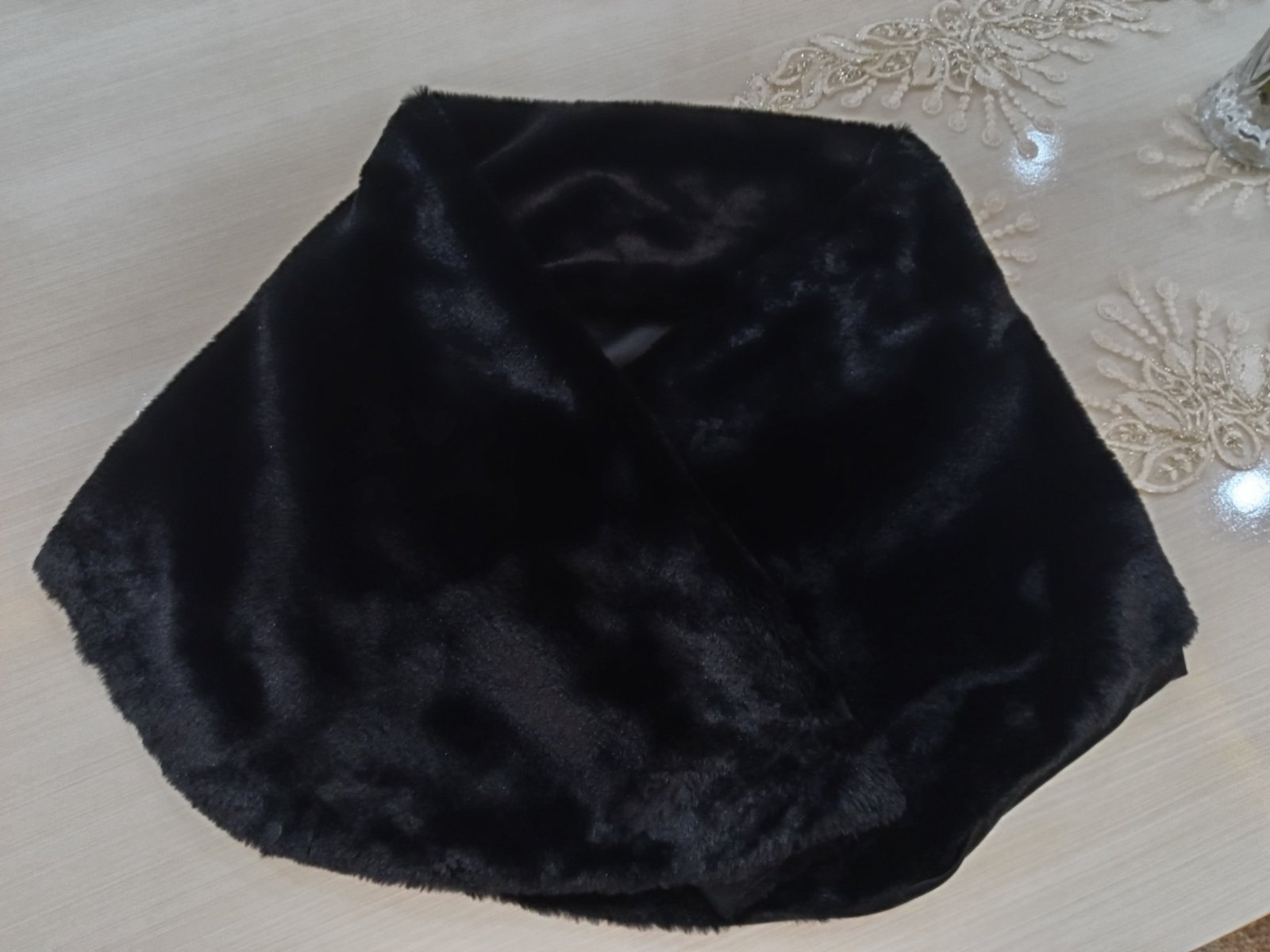 Cape en fourrure noire