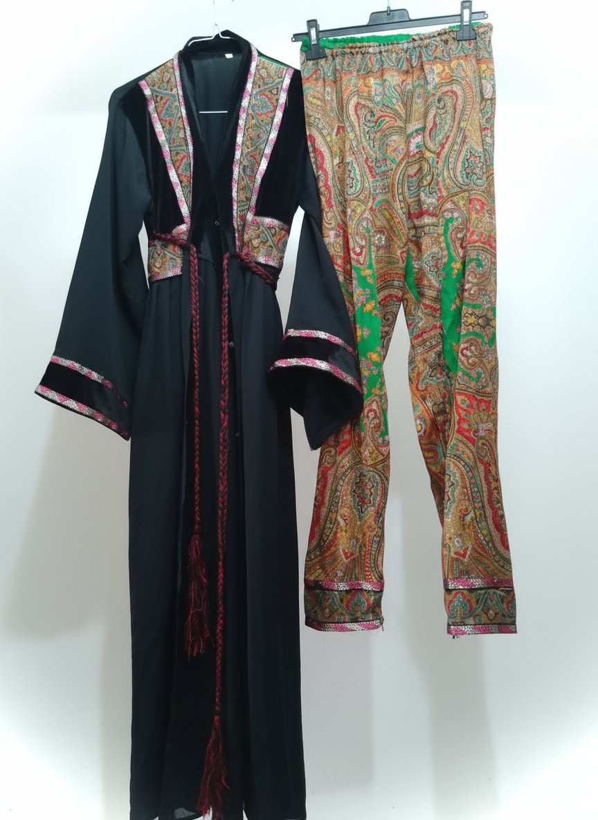 Jilbeb avec son pantalon 