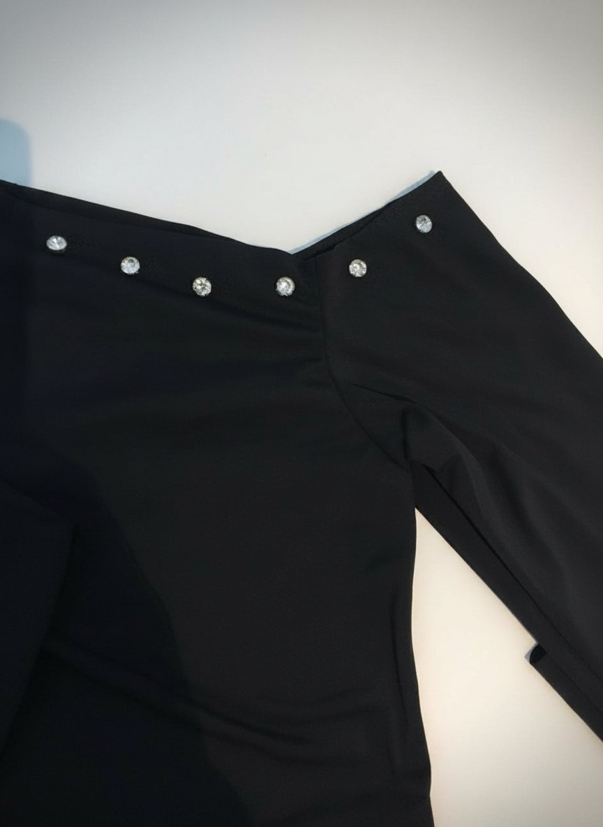 Pull noir avec des perles 