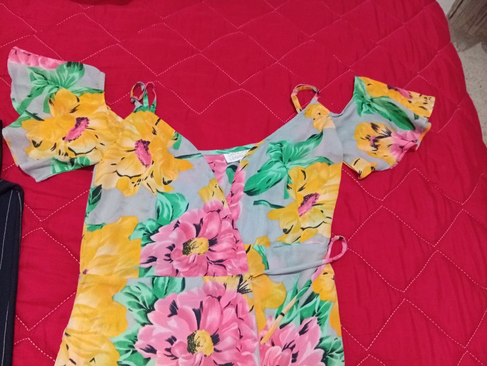 Deux robes même taille et de même marque de couleur différents