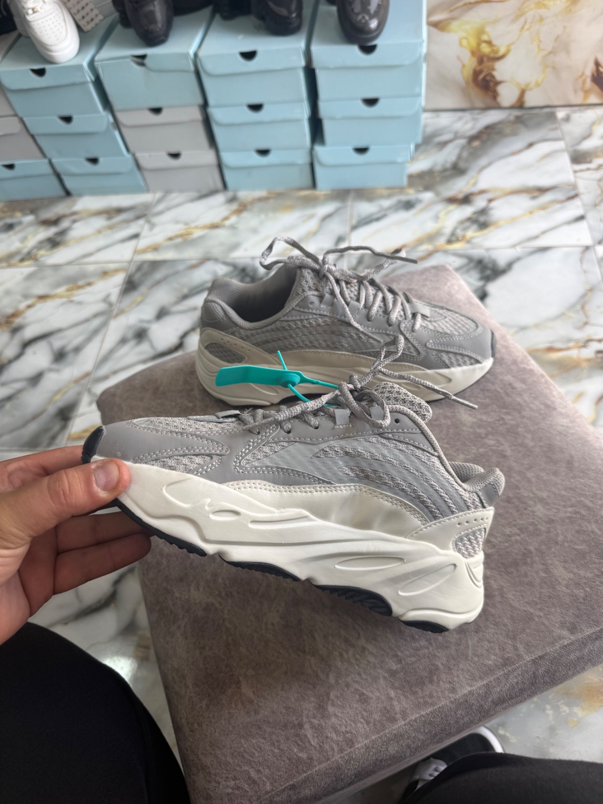 Yeezy Boost 700 V2 - Coloris Gris & Crème 